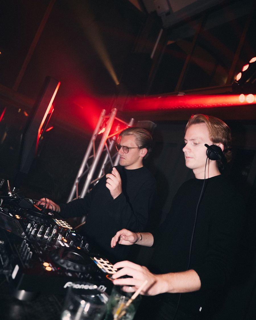 DJs bakom decken i rött ljus