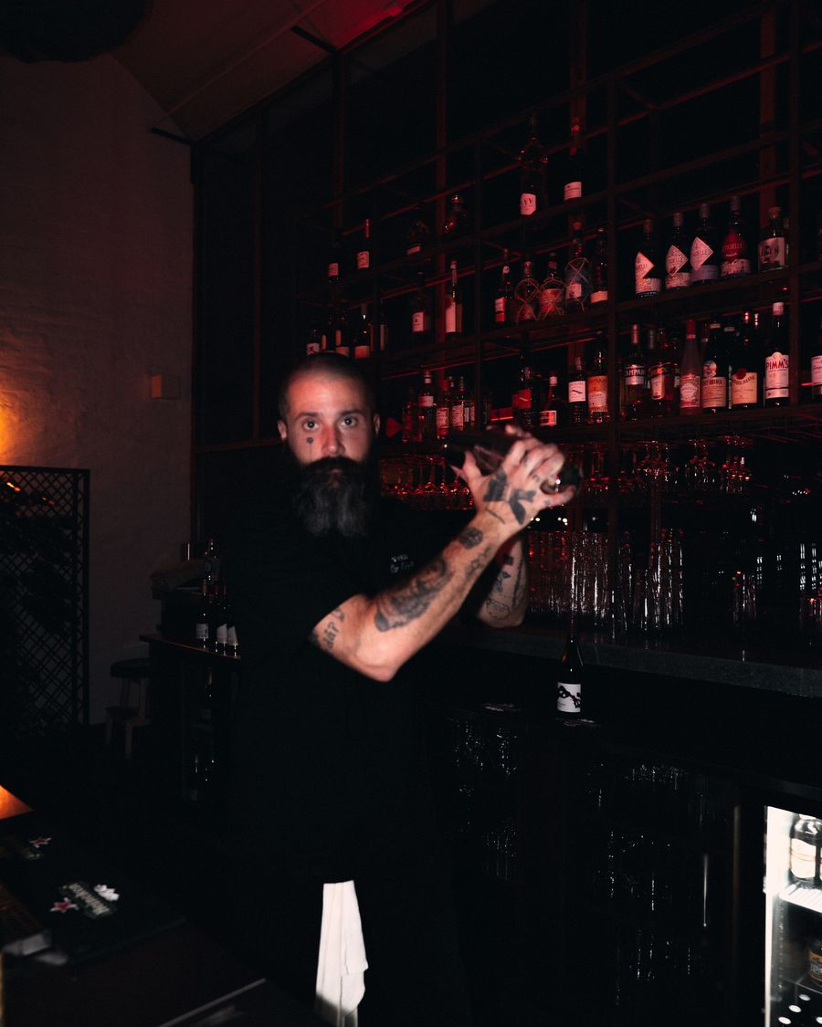 Bartendern skakar en drink