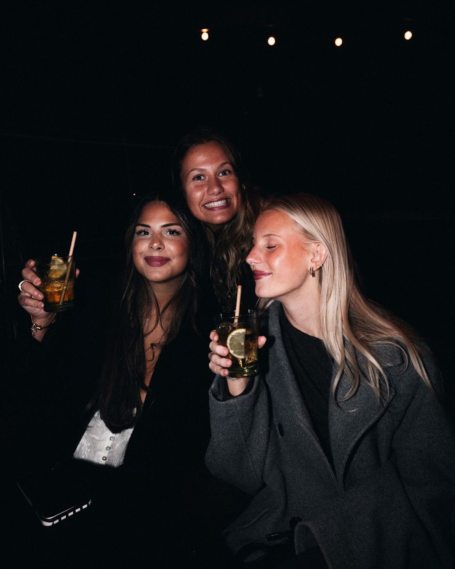 Tre vänner med drinkar